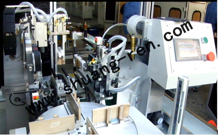 軟包電池自(zi)動貼膜機